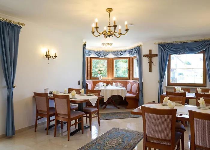 Garni Demmel فندق